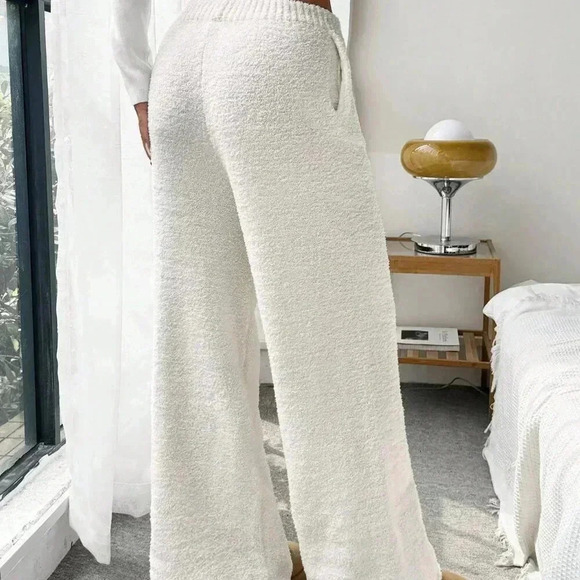 White Casual Women's Comfy Fuzzy Sweater Pant With Pockets - Picture 2 of 6